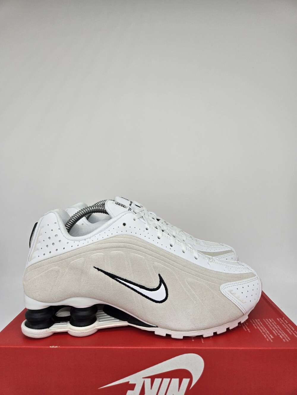 Nike Shox R4 Summit White Light Orewood Brown Women's Shoes Size 6 - Picture 3 of 8